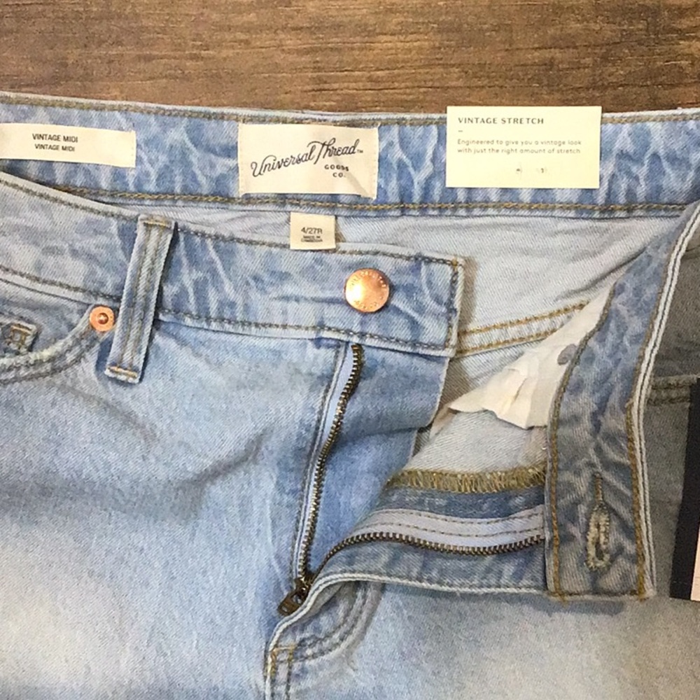 NWT Universal Thread Vintage Midi Shorts Stretch Size 4 Light Blue Denim Raw Hem - Picture 3 of 6